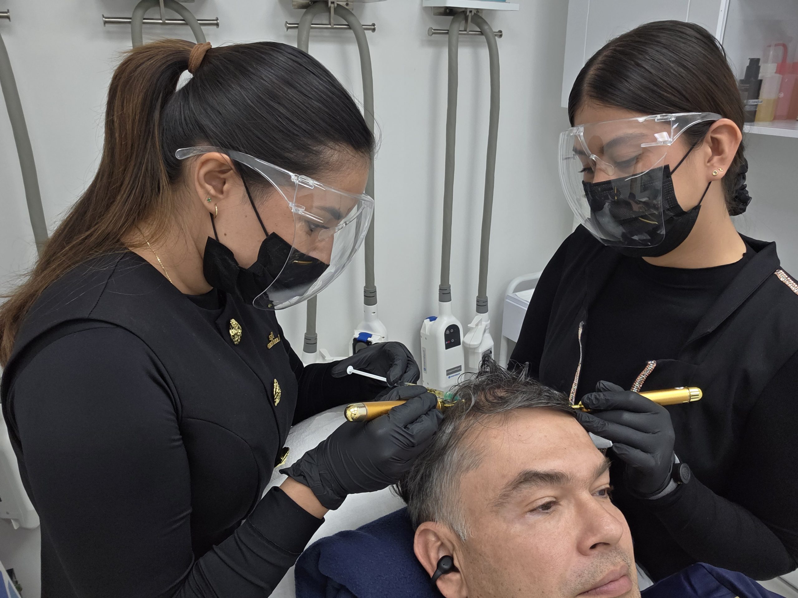 Equipo de Natural Imagen realizando un tratamiento capilar en Bucaramanga