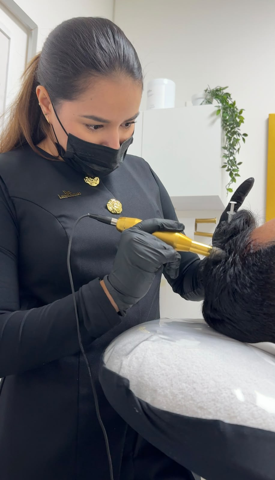 Profesional de Natural Imagen durante un tratamiento capilar en Bucaramanga